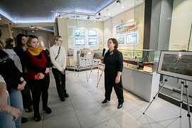 В музее ММТП открылась выставка «Мурманский порт — глазами молодых художников»