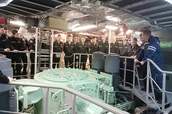 Курсанты Военного учебного центра МАУ проходят обучение на ледоколе Северного флота
