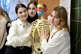 День будущего врача: студенты МАУ делились опытом с мурманскими лицеистами