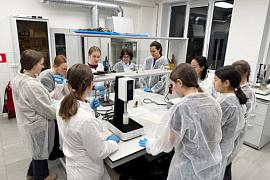 Путешествие в мир химии: в лаборатории МАУ школьники создали крем для рук