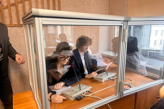 Преподаватели МАУ провели мастер-класс по синхронному переводу для мурманских гимназистов