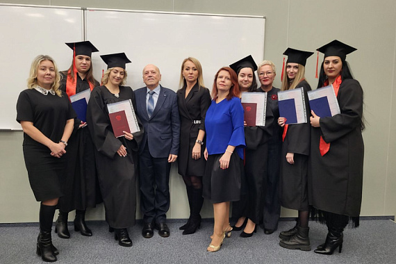 Выпускникам очно-заочного отделения Юридического факультета МАУ вручили дипломы