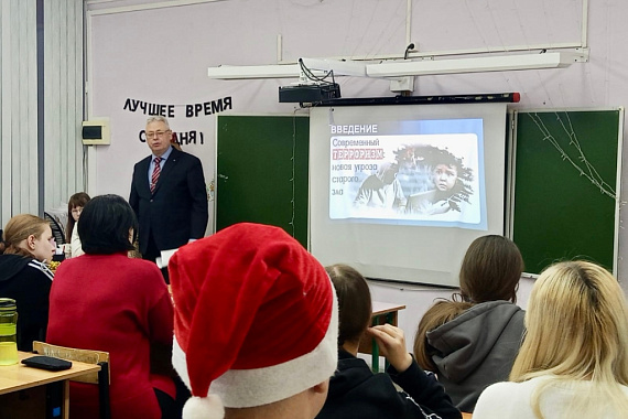 Преподаватель Юридического факультета МАУ рассказал старшеклассникам о противодействии терроризму и кибертерроризму