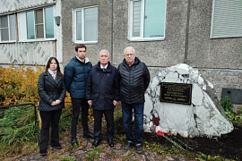 Студенты МАУ возложили цветы к мемориальной доске Ивана Бородулина