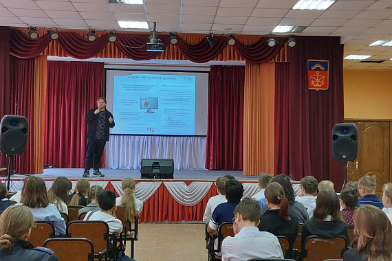 Встреча группы СО «Арктический киберпатруль» из Мурманского кооперативного техникума с учащимися гимназии № 9 г. Мурманска