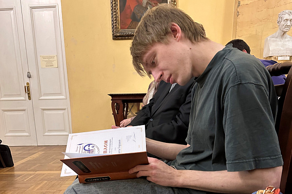 Преподаватель кафедры иностранных языков одержал победу в конкурсе художественного перевода