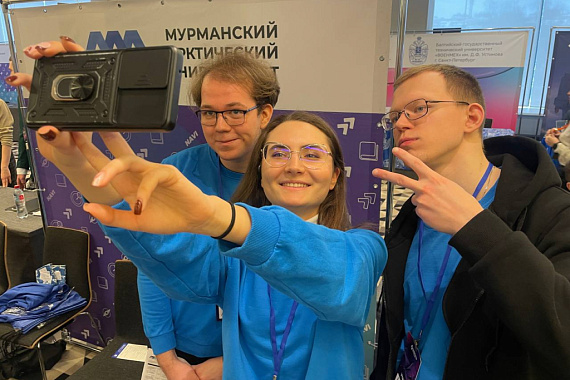 &laquo;Кем стать?&raquo;: в Мурманске прошла выставка &laquo;Навигатор поступления&raquo;&nbsp;&mdash; старшеклассникам помогали специалисты МАУ и студенты-амбассадоры