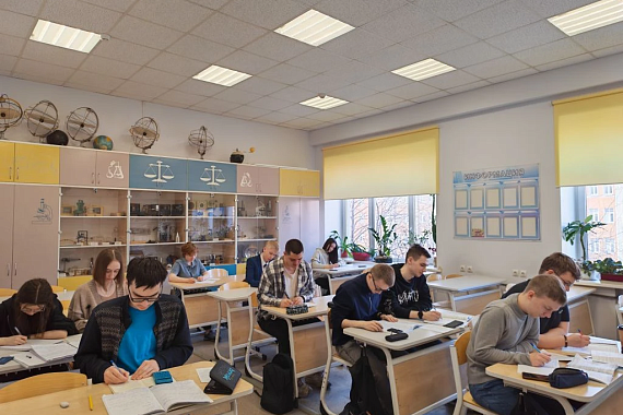 Абитуриенты примерили на себя роль студента в МАУ Абитуриенты примерили на себя роль студента в МАУ