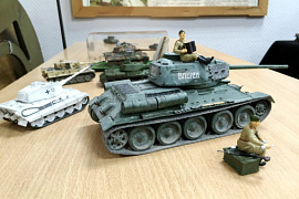 Выставка макетов военной боевой техники в Военном учебном центре МАУ
