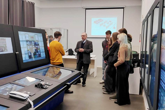 В гостях у Морской академии МАУ: гимназисты погрузились в мир судовой электромеханики В гостях у Морской академии МАУ: гимназисты погрузились в мир судовой электромеханики